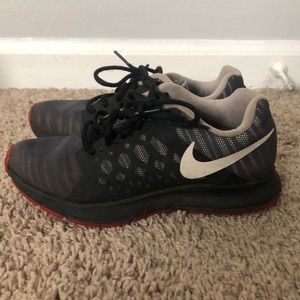 Women’s Size 5 Nike Shoe
